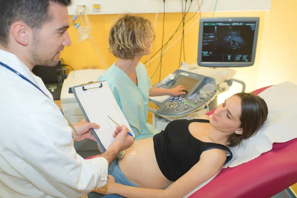 Médico Mostrando Área Transferência Para Mulher Grávida — Fotografia de Stock