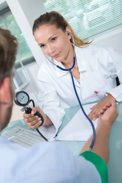 Médico Testando Pressão Arterial Para Paciente Sênior — Fotografia de Stock