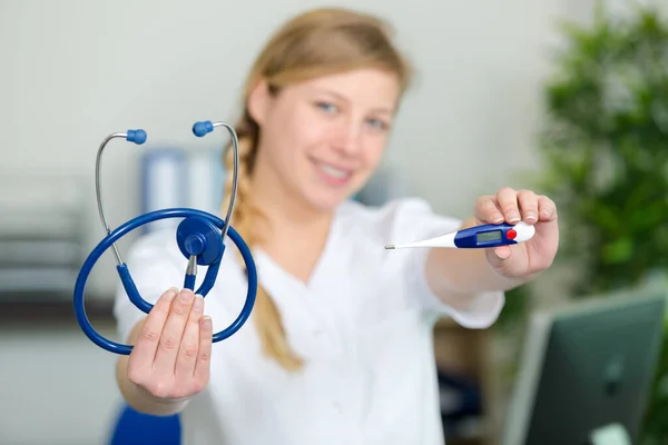 Ärztin Mit Thermometer Auf Weiß — Stockfoto