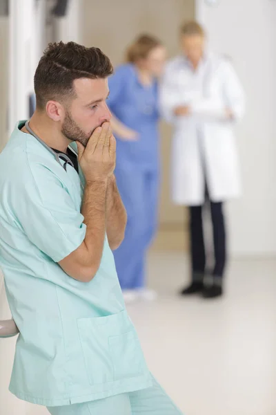 Manlig Kirurg Som Håller Munnen Sjukhus — Stockfoto