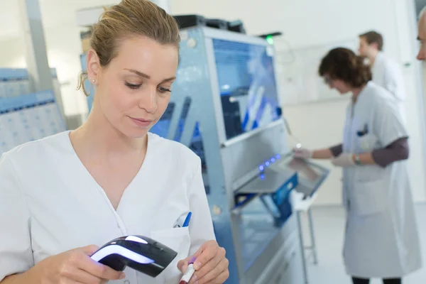 Medico Scansione Dei Dati Dalle Sacche Sangue — Foto Stock