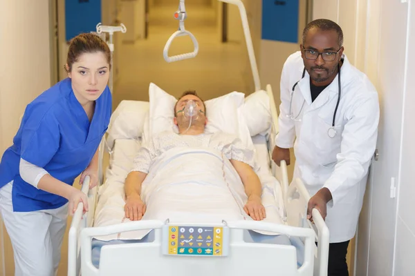 Patienten Sängen Rör Sig Sjukhuset — Stockfoto