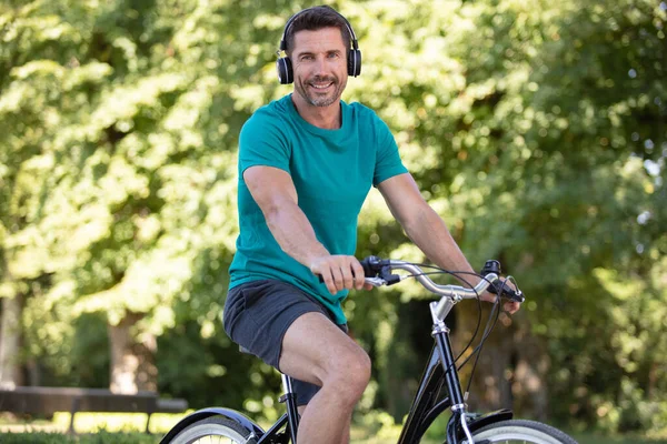 Homem Elegante Posando Lado Sua Bicicleta — Fotografia de Stock