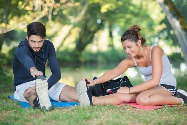 Portrét Páru Relaxační Protahování — Stock fotografie