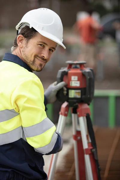 Arbeiter Auf Baustelle Führt Messungen Durch — Stockfoto