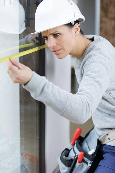 Frau Mit Messgerät Auf Baustelle — Stockfoto