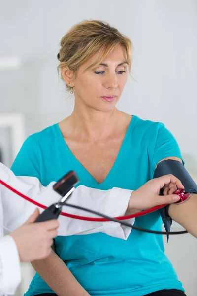 Doctor Testing Female Pressure — Stock Photo, Image