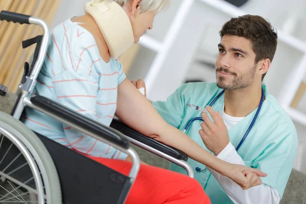 Médico Bonito Com Senhora Recuperando Acidente — Fotografia de Stock