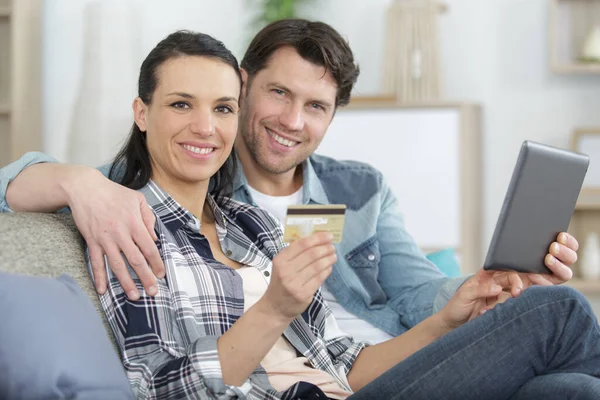 Couple Buying Online Credit Card Tablet — Stock Photo, Image