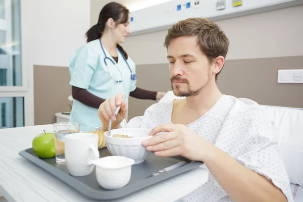 Männlicher Patient Isst Essen Krankenhausbett — Stockfoto