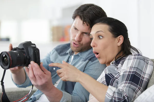 Coppia Sorpresa Dalle Fotografie Sulla Macchina Fotografica — Foto Stock