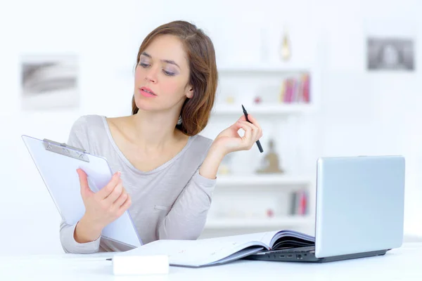 Signora Con Computer Guardando Appunti — Foto Stock