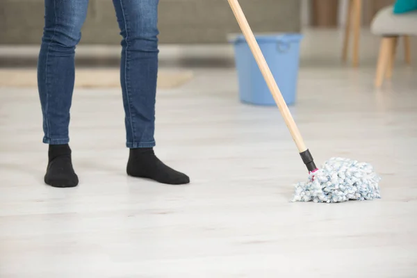 Detail Einer Frau Die Einen Bodenwischer Der Hand Hält Und — Stockfoto