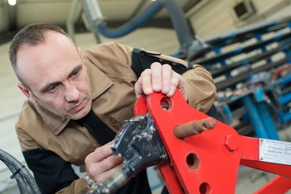 Monteur Repareert Gedemonteerde Motor — Stockfoto