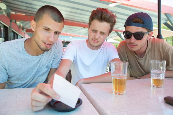 Τρεις Άνδρες Που Πίνουν Ένα Ποτό Έξω — Φωτογραφία Αρχείου