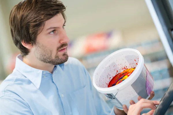 Homem Escolher Balde Pintura Hipermercado Utensílios Domésticos — Fotografia de Stock