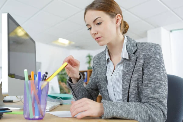 Vrouw Ontwerper Kiest Een Pen — Stockfoto