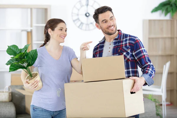 Homem Mulher Carregando Caixas Movendo Para Novo Apartamento — Fotografia de Stock