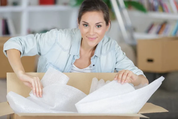 Mulher Desembalagem Caixa Papelão Sua Casa — Fotografia de Stock