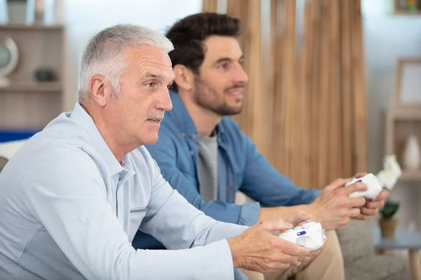 Dois Homens Maduros Calmamente Jogando Jogo Vídeo — Fotografia de Stock