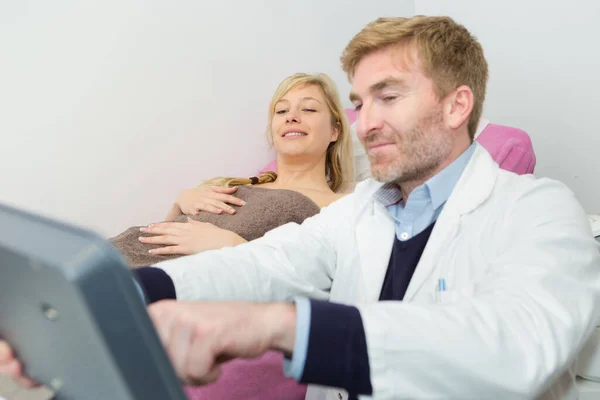 Médico Explicando Resultados Para Paciente Com Toalha Sobre Corpo — Fotografia de Stock