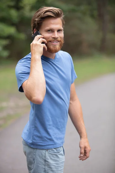 Uomo Campagna Utilizzando Uno Smartphone — Foto Stock