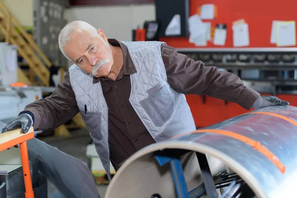 Uomo Anziano Attivo Sul Posto Lavoro — Foto Stock