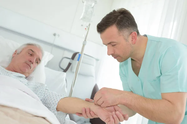 Médico Prepara Una Inyección Paciente — Foto de Stock