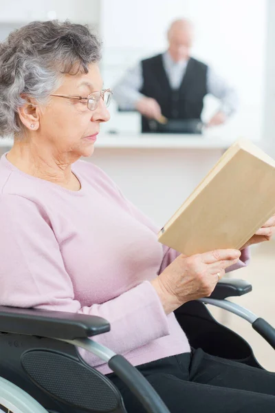 Vecchia Donna Dai Capelli Grigi Che Legge Libro — Foto Stock