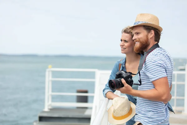 Paar Mit Kamera Blickt Aufs Meer — Stockfoto