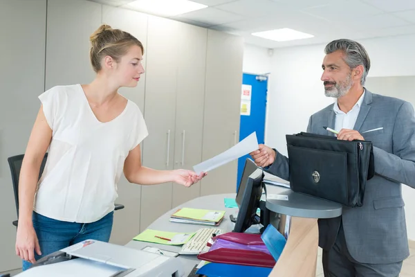 Jonge Secretaresse Geeft Papier Aan Zakenman — Stockfoto