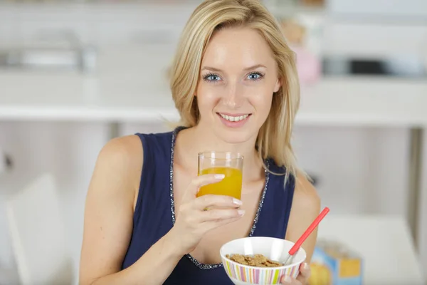 Mujer Joven Desayunando Casa — Foto de Stock