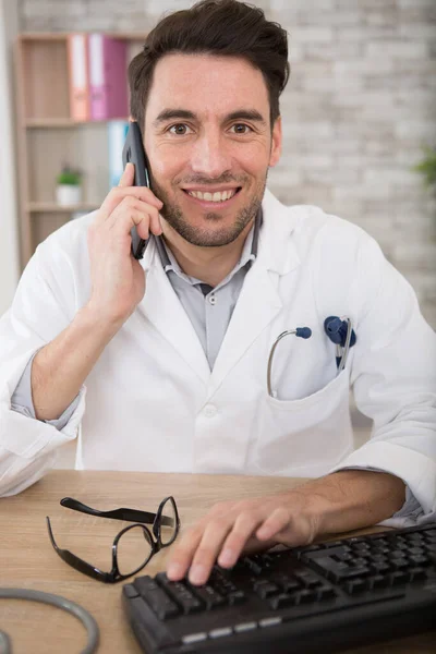 Joyeux Médecin Téléphonant Dans Son Bureau Moderne — Photo