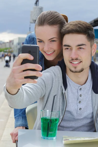 快乐的年轻夫妇带着智能手机自拍 — 图库照片