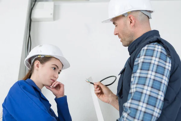 Young Female Electrician Mentor — Stock Photo, Image