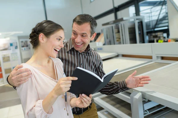 Porträt Eines Glücklichen Paares Beim Einkaufen — Stockfoto