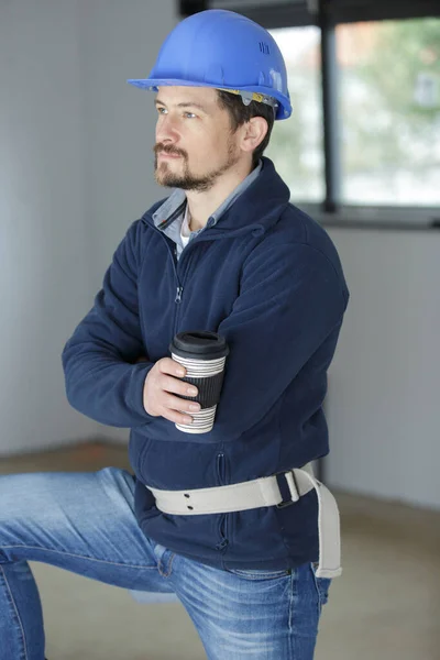 建筑工人穿着工作服 头戴安全帽 喝咖啡 — 图库照片