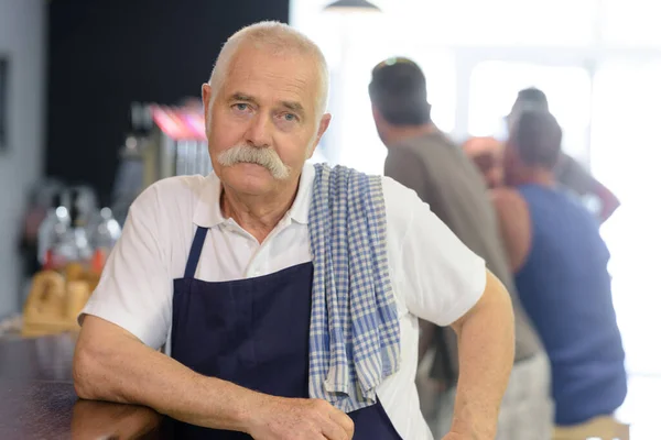 Uomo Anziano Che Lavora Nel Bar — Foto Stock