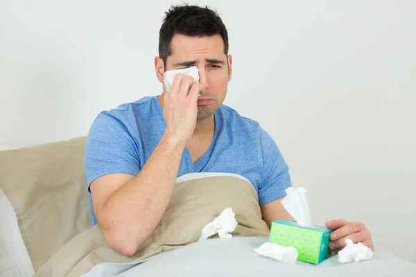 Trauriger Einzelner Mann Jammert Auf Dem Bett Sitzend — Stockfoto