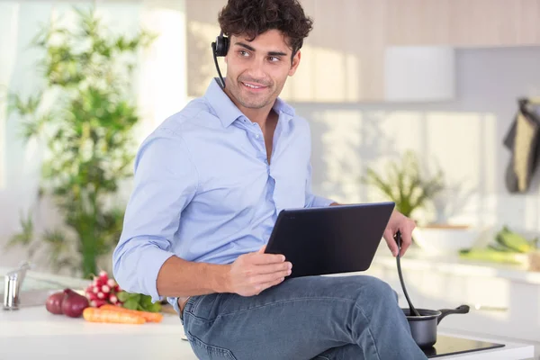 Giovane Uomo Sorridente Che Lavora Sul Computer Portatile Cucina Moderna — Foto Stock