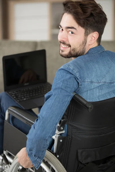 Homem Sorridente Sua Cadeira Rodas Casa — Fotografia de Stock