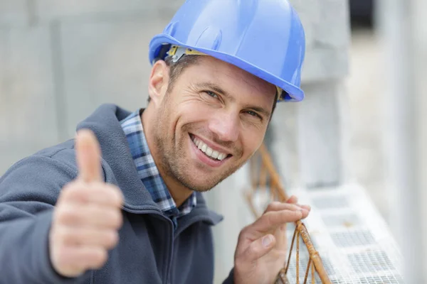 Construtor Feliz Está Mostrando Polegar Para Cima — Fotografia de Stock
