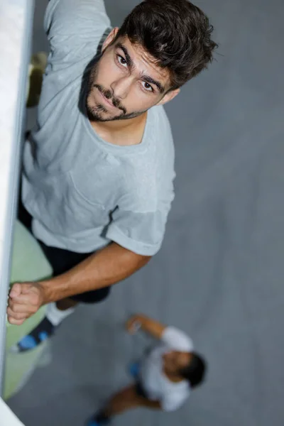 壁を登るスポーツ男 — ストック写真