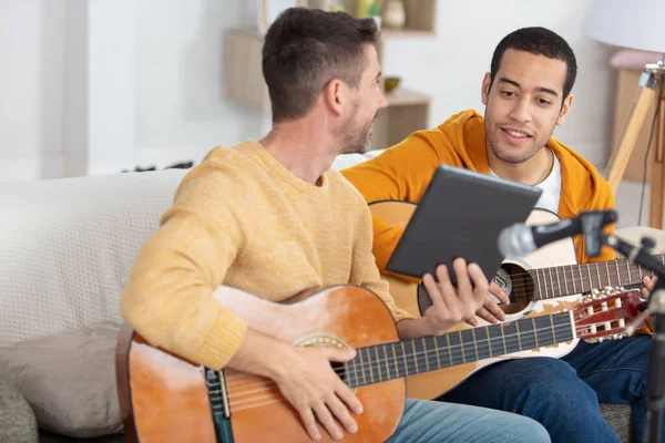 Músico Ensinando Seu Amigo Tocando Guitarra — Fotografia de Stock