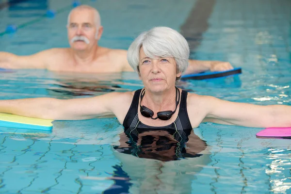 Portret Van Oudere Man Vrouw Het Zwembad — Stockfoto
