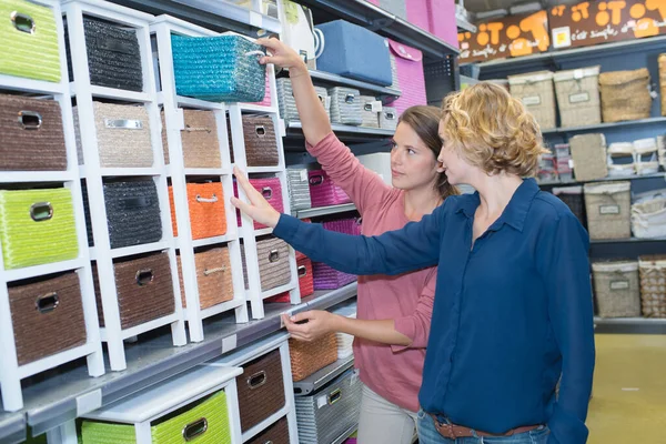 Twee Vrouwelijke Vrienden Kopen Een Winkel — Stockfoto