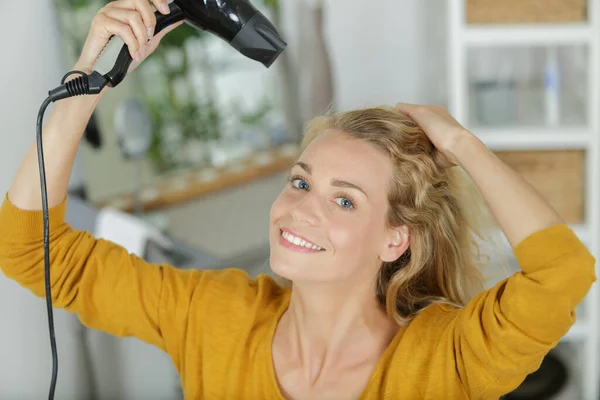 Porträt Einer Frau Beim Föhnen Ihrer Haare — Stockfoto