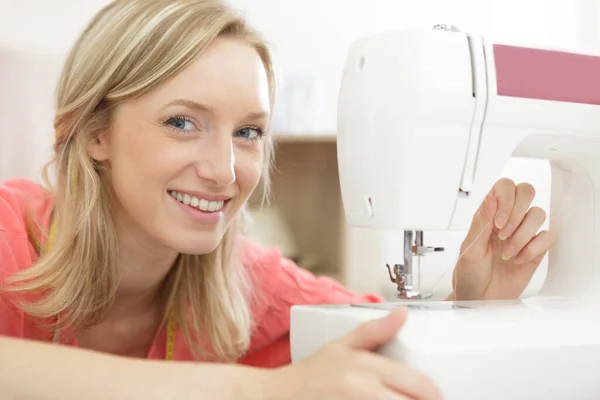 Een Jonge Vrouw Naaien — Stockfoto