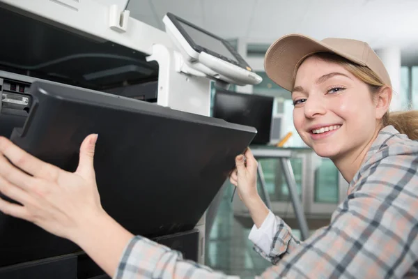Mujer Joven Que Arregla Una Impresora —  Fotos de Stock