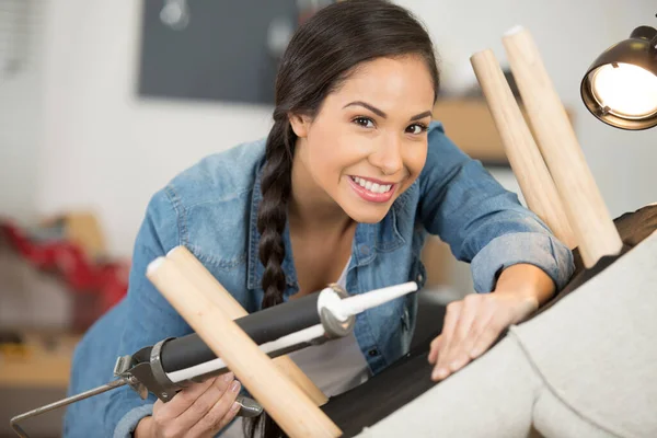 Femme Répare Une Chaise Cassée Maison — Photo